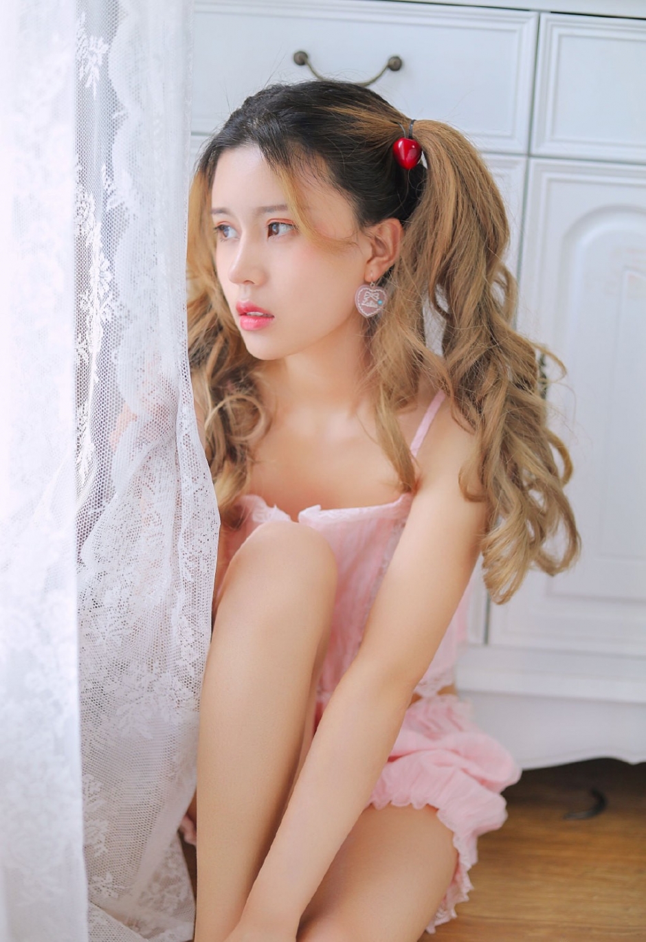 双马尾卷发美女粉嫩妆容吊带露脐装秀小细腰筷子腿图片