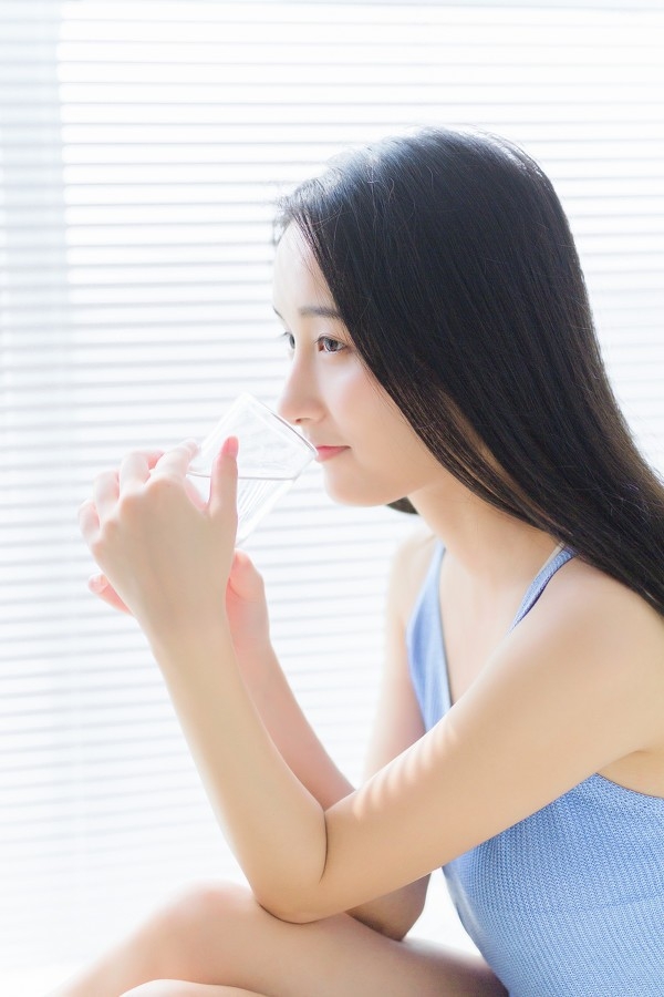 早安白嫩少女秀漂亮侧脸蓝色吊带精致锁骨窗台写真图片