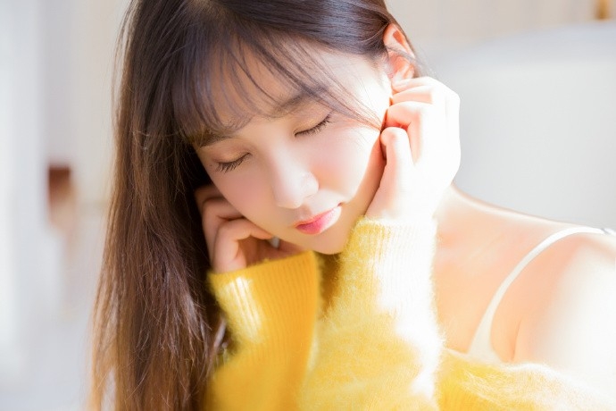 美目香唇阳光少女黄色开衫搭白色吊带裙清纯可人图片