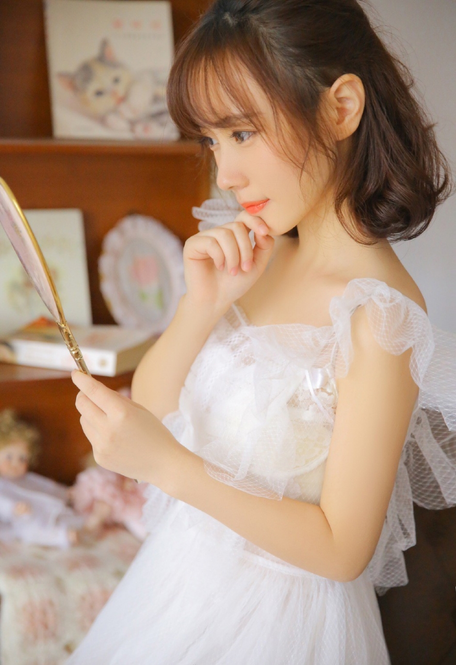 白纱蓬蓬裙美女棕色短发精致侧脸五官立体香唇微抿图片