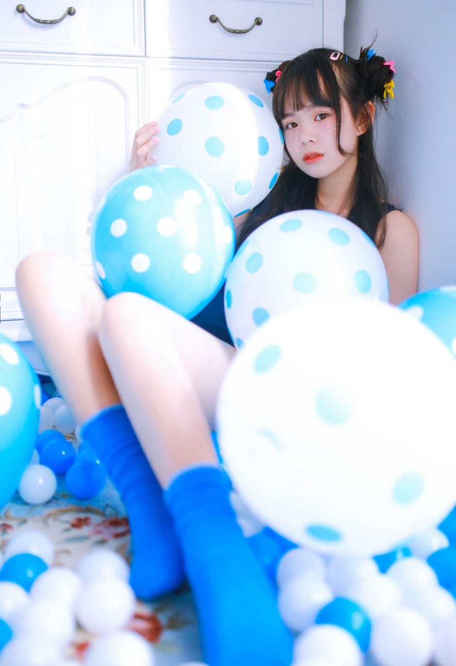 星光闪闪俏皮少女蓝色死水库连衣裙展现娇小玲珑身材图片