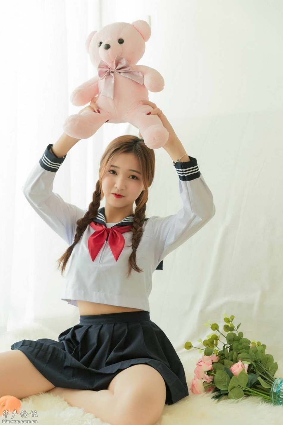 樱桃小嘴美女学生学院风校服可爱麻花辫皮肤光滑写真图片