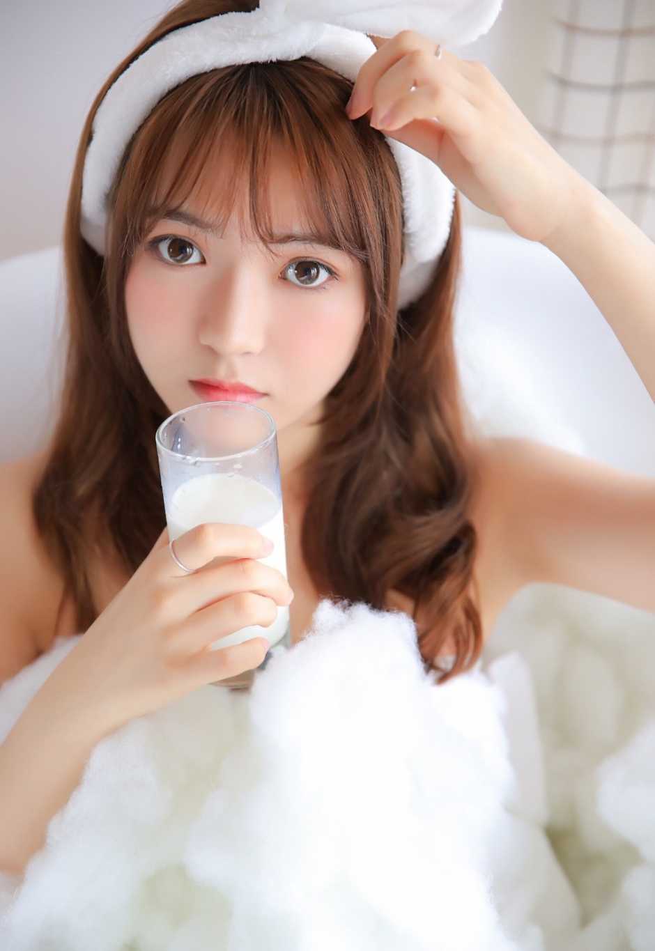 浴缸裹胸兔女郎美女脸色红润大眼迷人嘟嘴卖萌写真图片