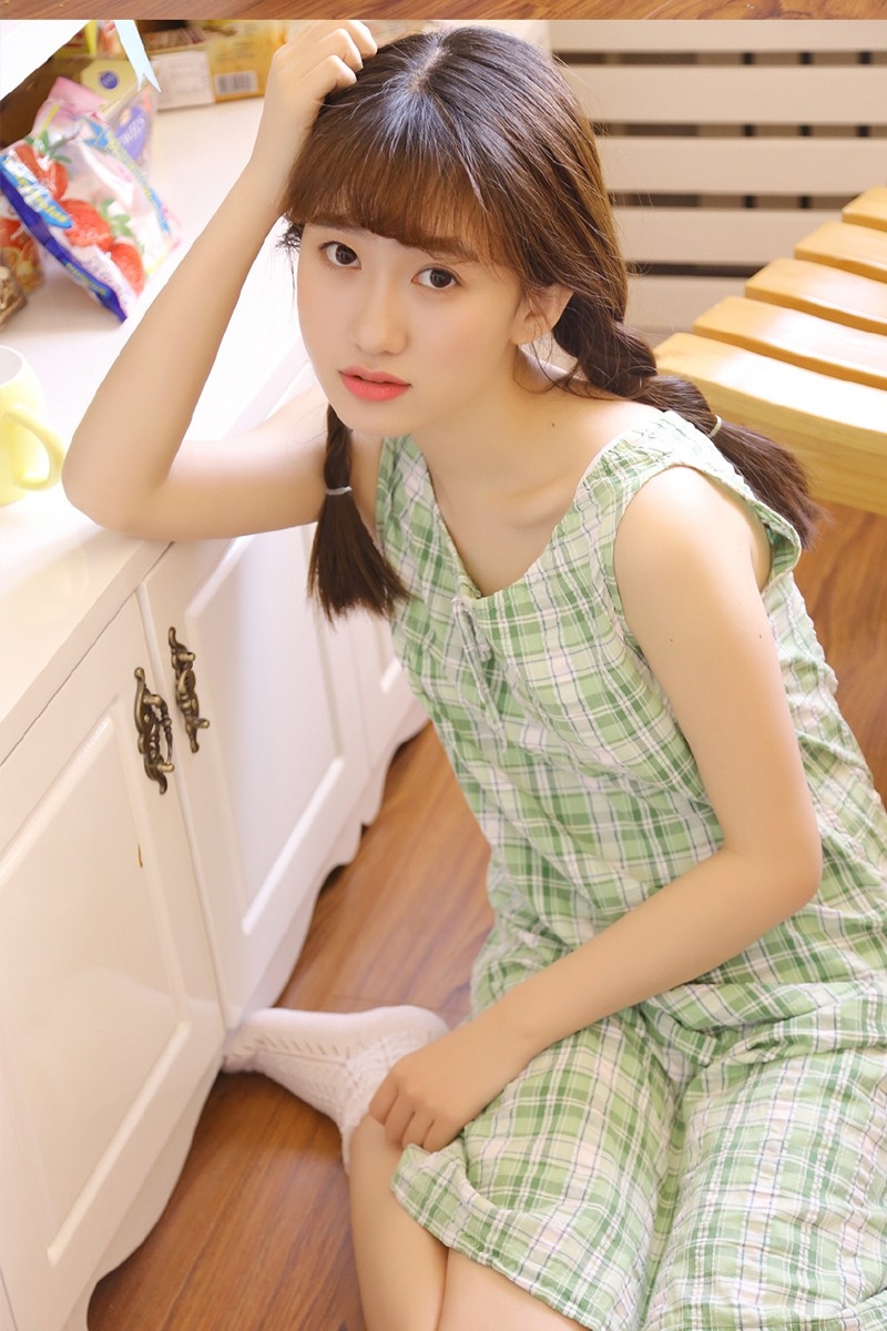 酒窝美女无袖连衣裙白色长筒袜露细长小腿胳膊肘图片