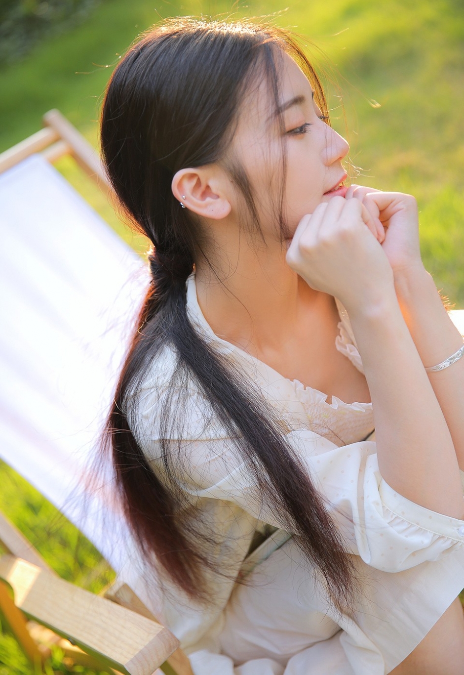 气质温柔小清新少女一袭白裙长发及腰漂亮侧颜户外写真