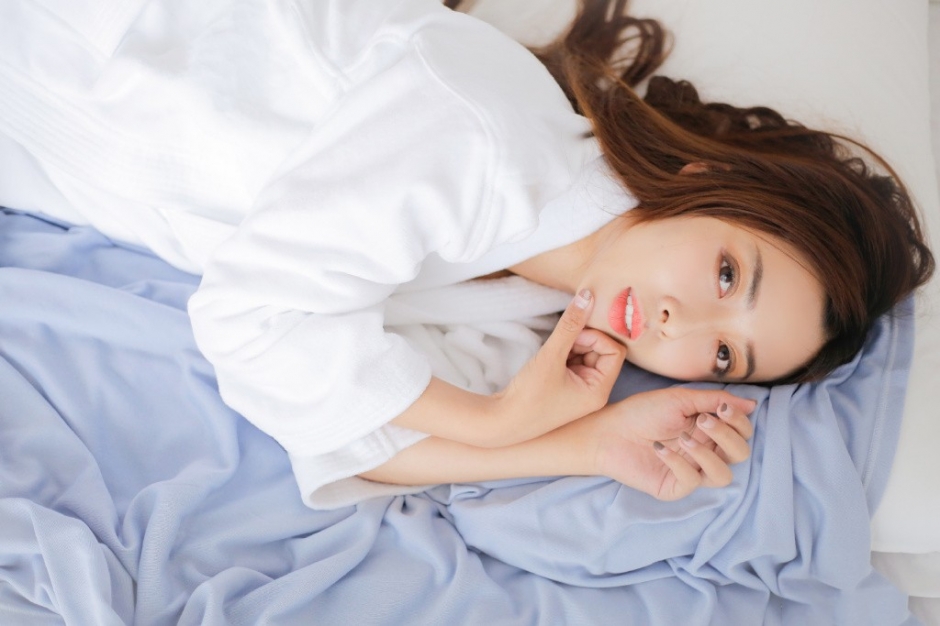 白衬衣美女眉眼精致薄纱披身微微一笑床上慵懒躺姿图片