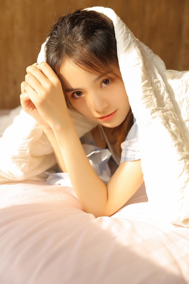 麻花辫少女森女系装扮挤眉弄眼表情搞怪居家作画图片