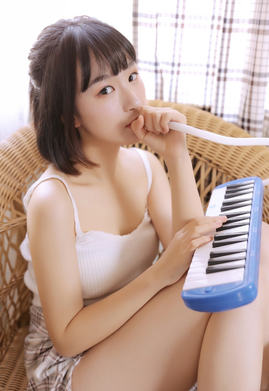 雪白大长腿元气少女齐耳短发吊带香肩面带微笑养眼写真图片