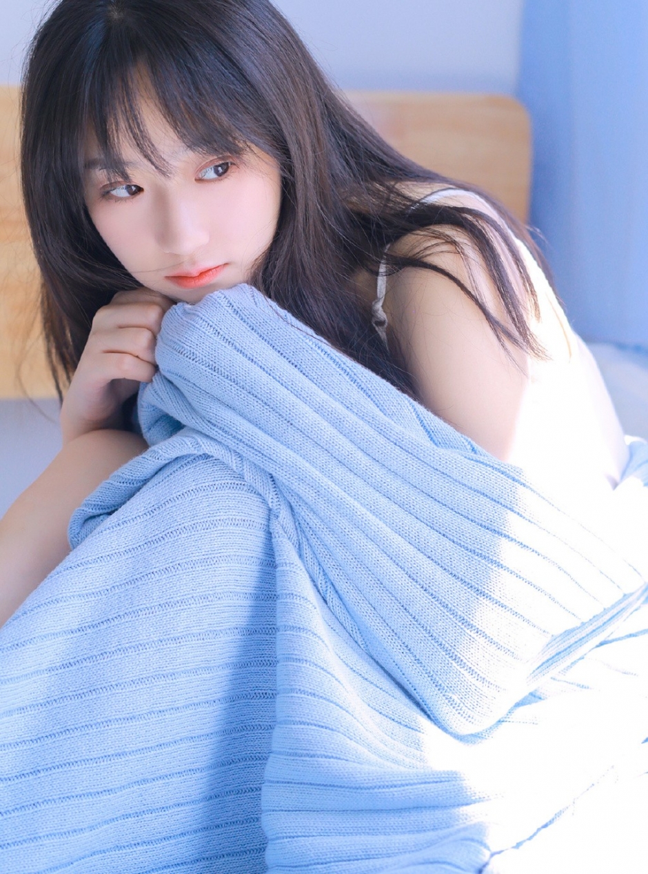 桃花眼妆靓丽白嫩美眉水润香唇逆光唯美写真