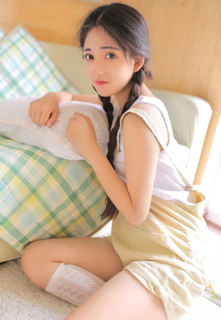 樱桃小嘴美女俏皮麻花辫脸颊绯红背带裤白丝美腿写真图片