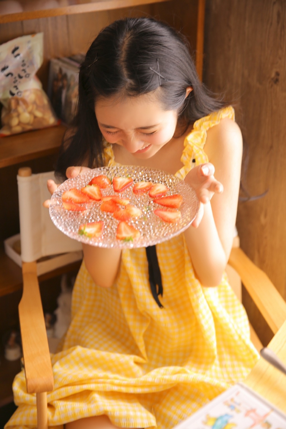 软萌萝莉乌黑长发黄色连衣裙挤眉弄眼吃草莓写真图片