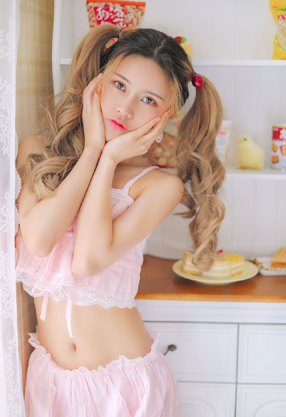 双马尾卷发美女粉嫩妆容吊带露脐装秀小细腰筷子腿图片