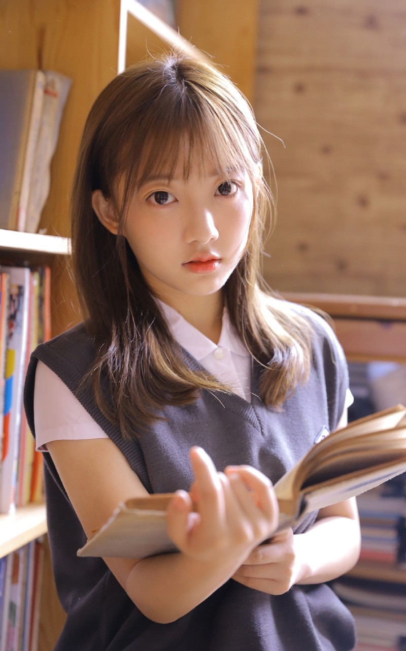 学院风校园制服美女校花浓密长发眉开眼笑气质清纯写真图片