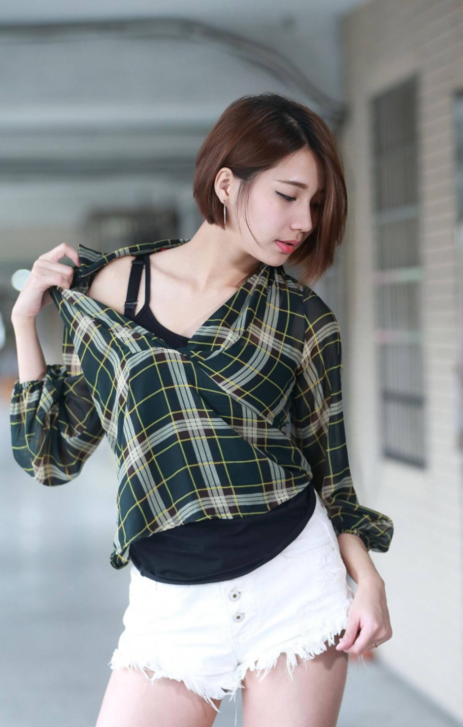 表情销魂美女透视吊带装露香肩锁骨高挑身材秀大长腿图片