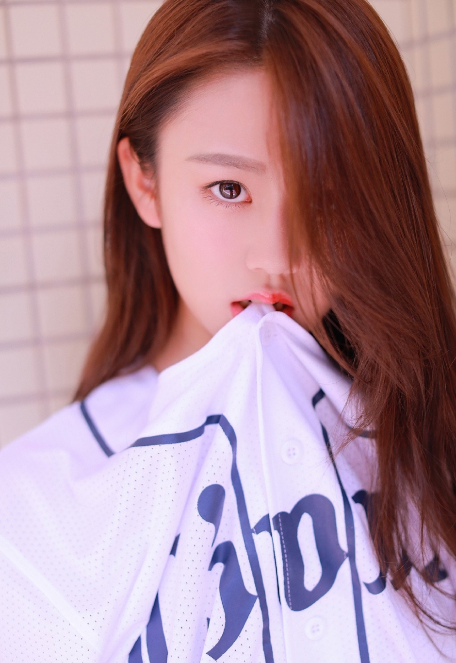 运动型美女白嫩肌肤撩长发骚动人心高清图片