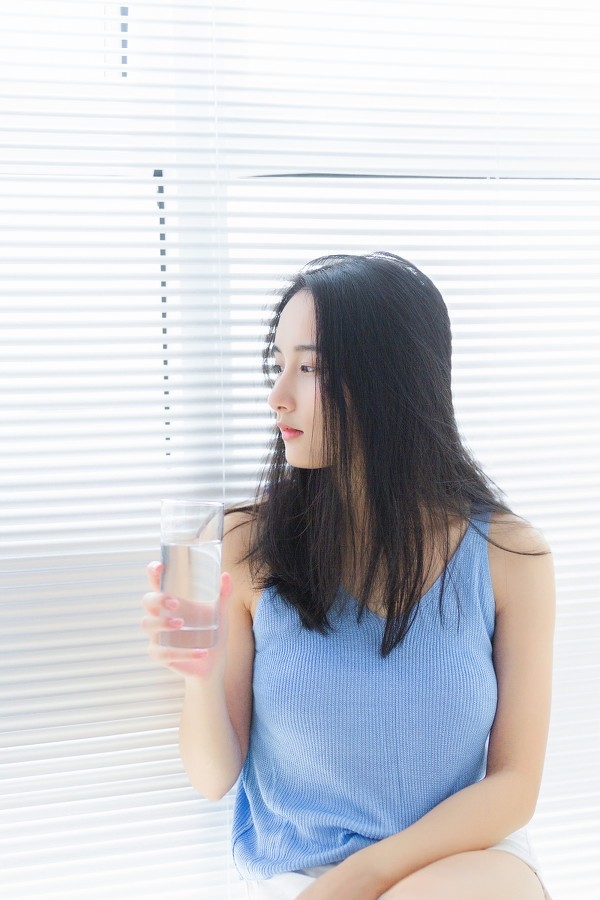 早安白嫩少女秀漂亮侧脸蓝色吊带精致锁骨窗台写真图片