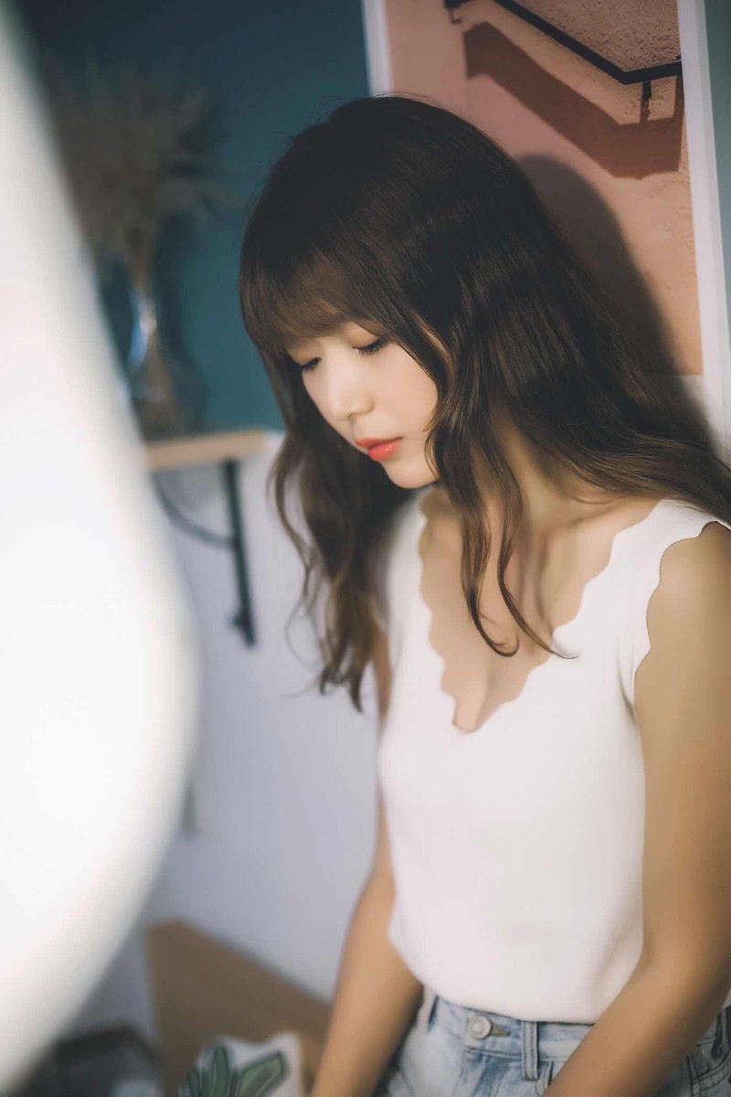 娃娃脸美女萝莉秀气五官牛仔热裤背心四肢修长写真图片