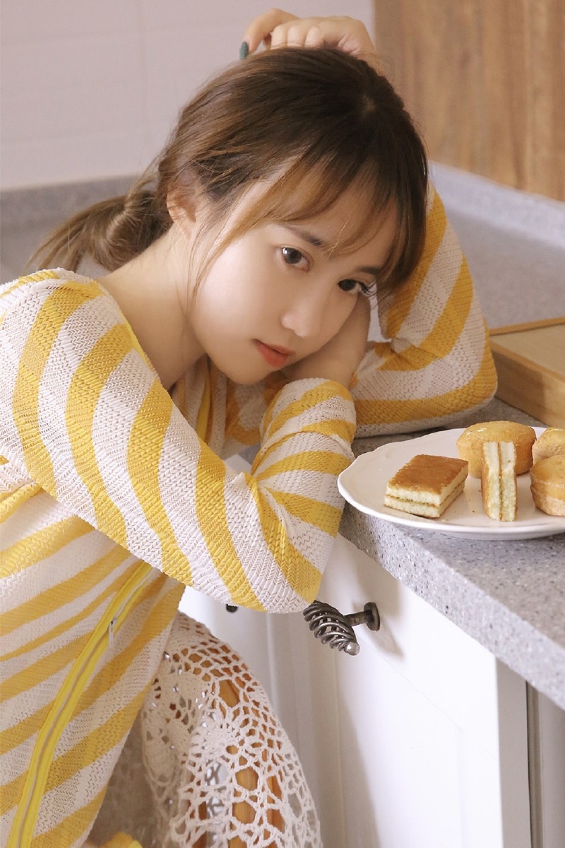 可爱性感小美女穿白色小内内玉腿撩人厨房写真