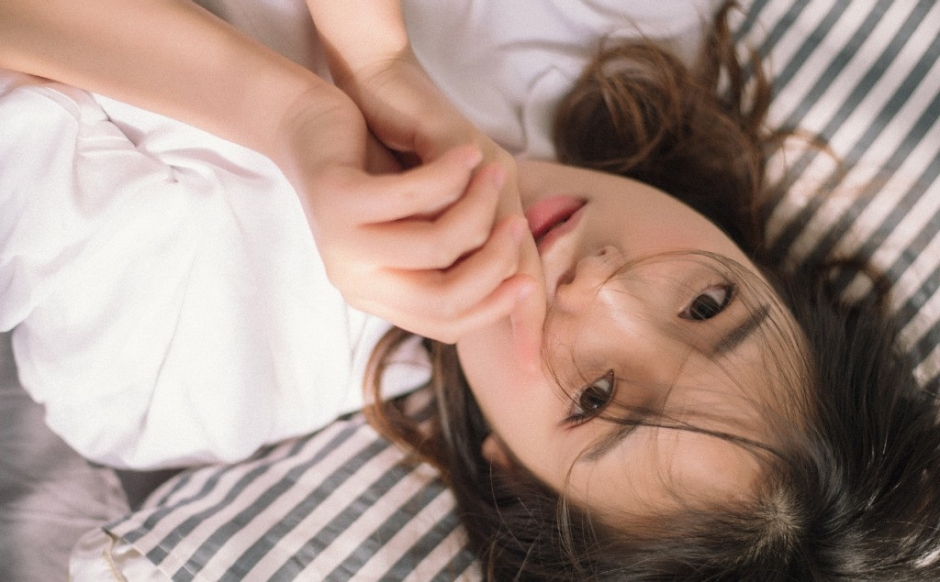 早安美女凌乱碎发衬衣半裸大秀白嫩筷子腿调皮赖床图片