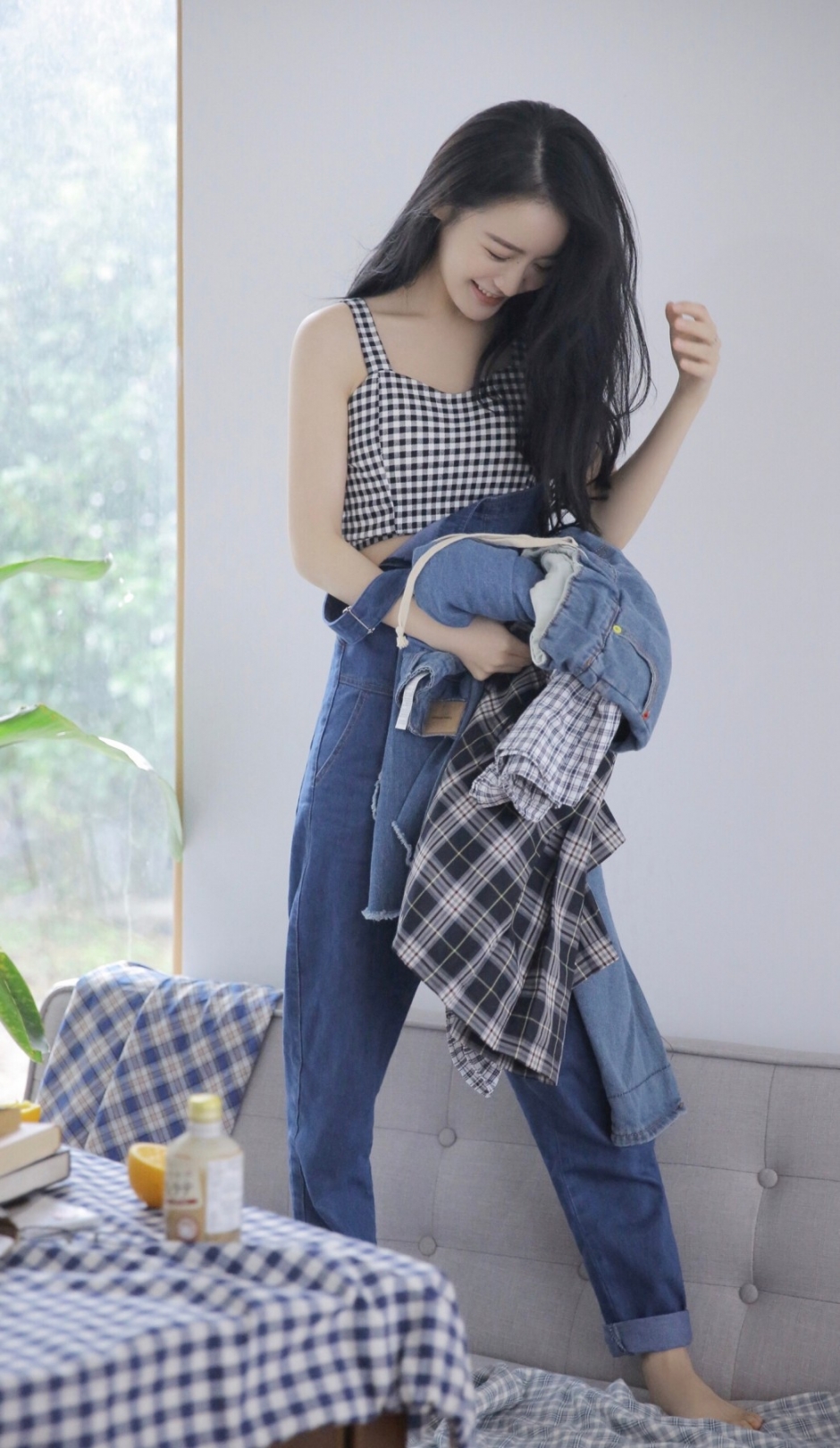 牛仔背带裤长发妹子嘴唇微张白皙肌肤慵懒躺姿沙发图片