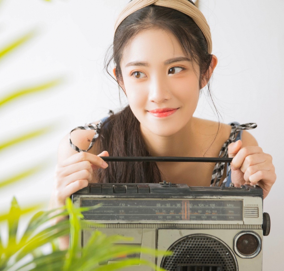 森女系美女低扎马尾牛仔背带裤长相端庄小清新气质图片