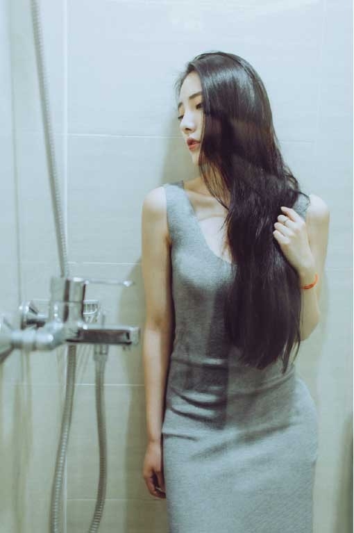 丰满美女酥胸美臀浴室湿身美肌搔首弄姿写真图片