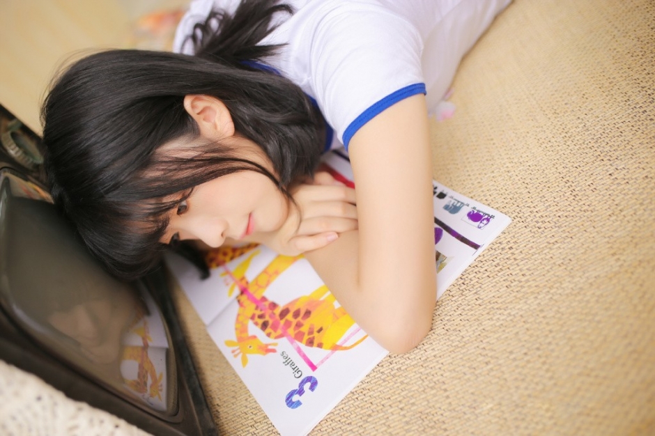 单眼皮美女学生妹清爽短发白色运动装纤细四肢写真图片