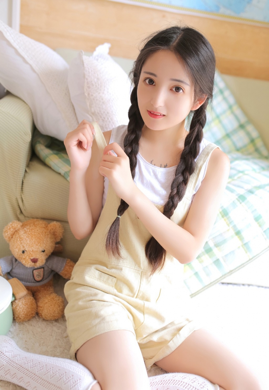 樱桃小嘴美女俏皮麻花辫脸颊绯红背带裤白丝美腿写真图片