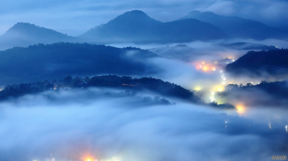 雾气弥漫的山村风景高清唯美图片