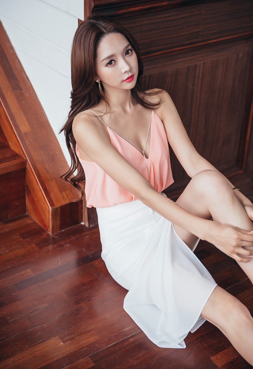 美女模特深v吊带包臀短裙高跟美腿性感写真图片