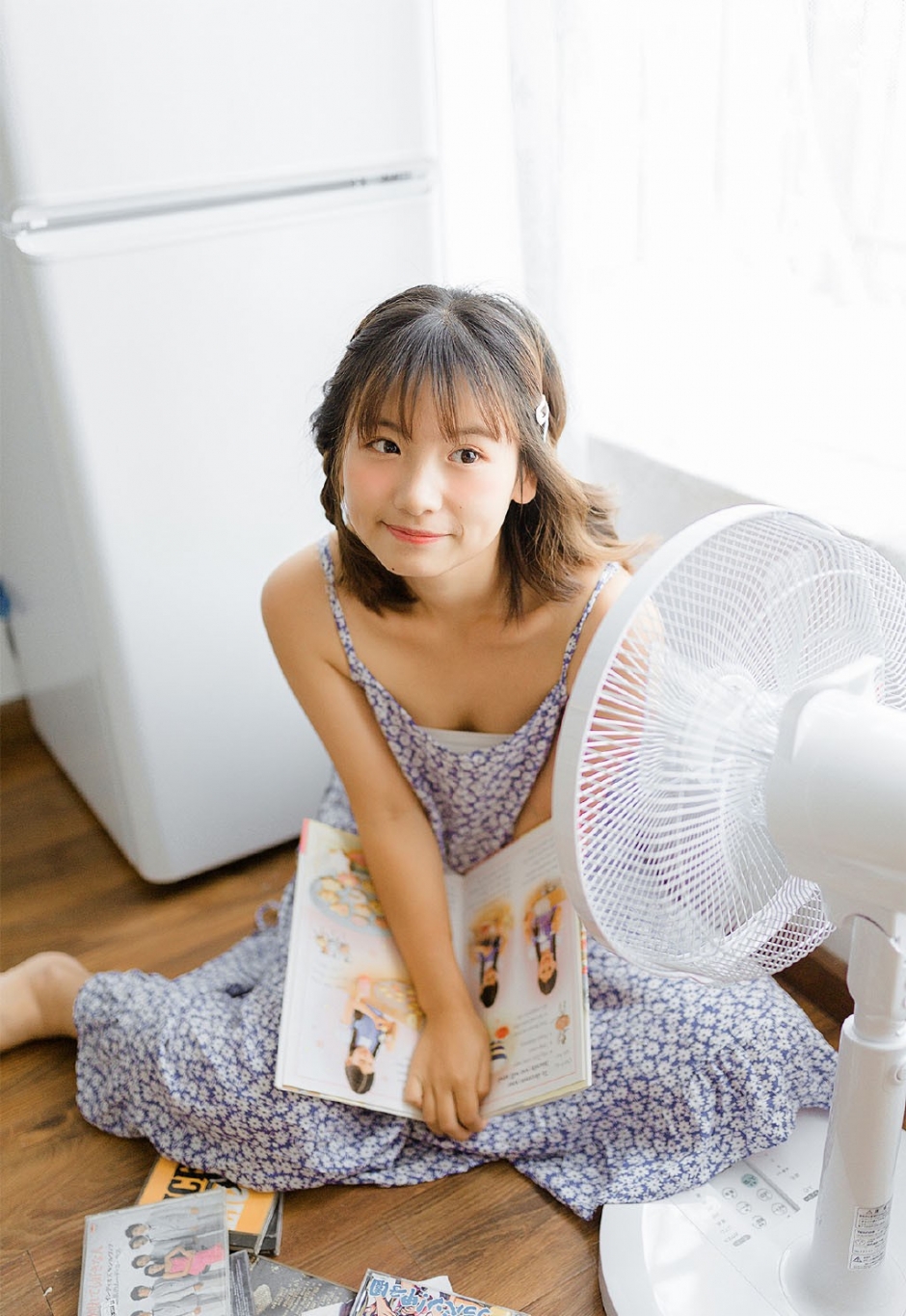 白嫩美少女吊带碎花裙清新气质甜美笑容写真图片
