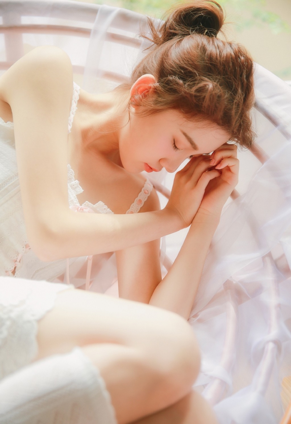 吊带美女大秀香肩裸背蕾丝短裤白丝美腿写真图片