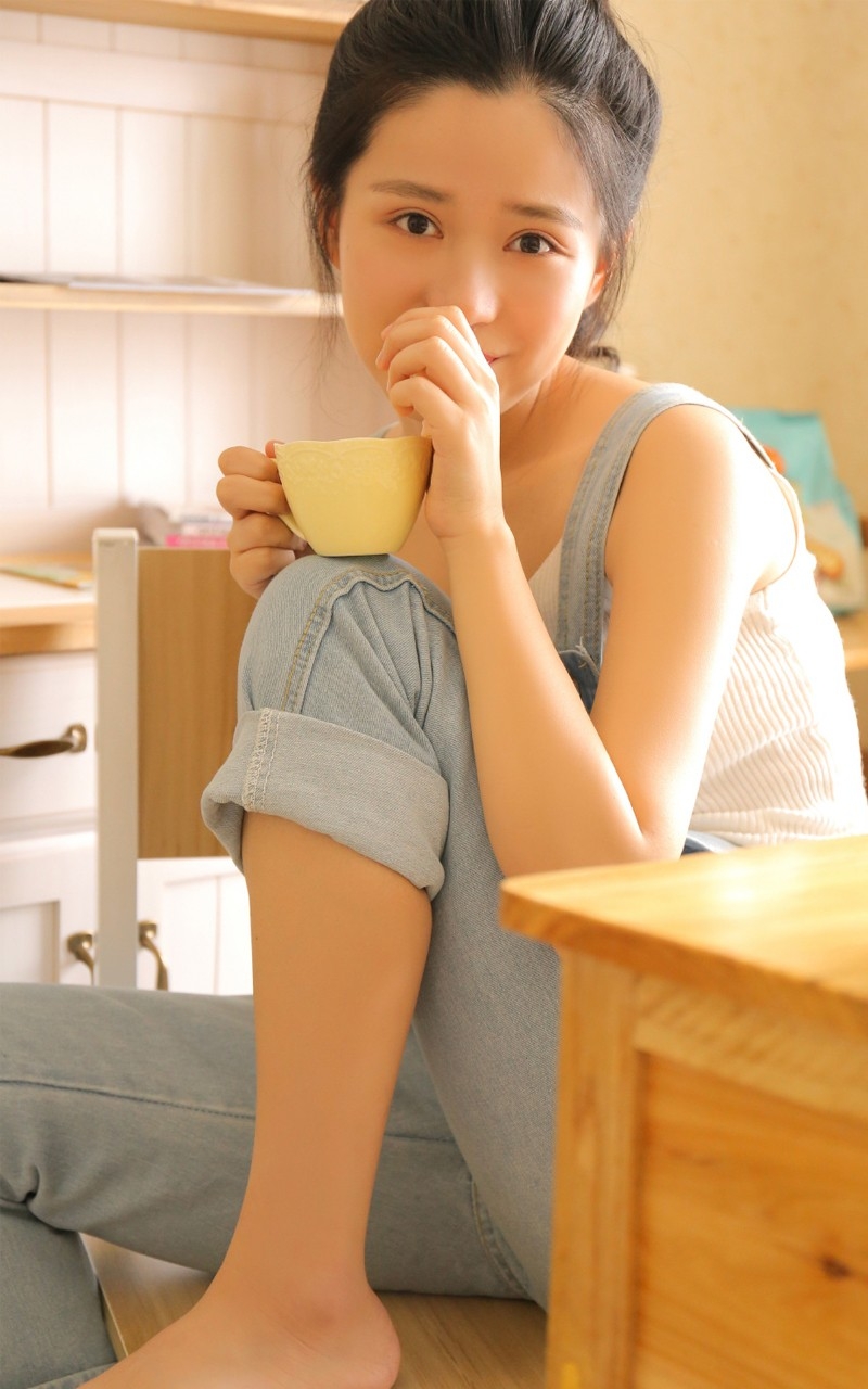 清纯美女高束马尾牛仔背带裤嘟嘴卖萌写真图片