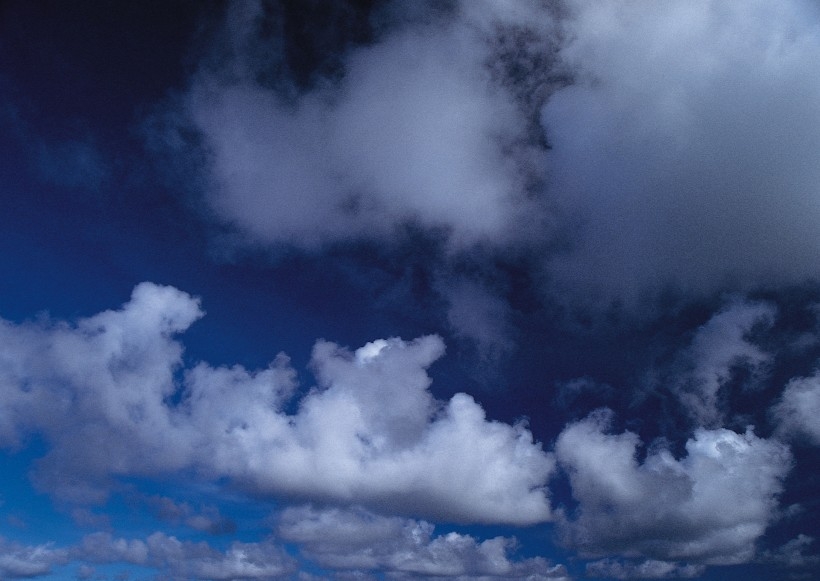 乌云密布的蓝天高清唯美风景图片