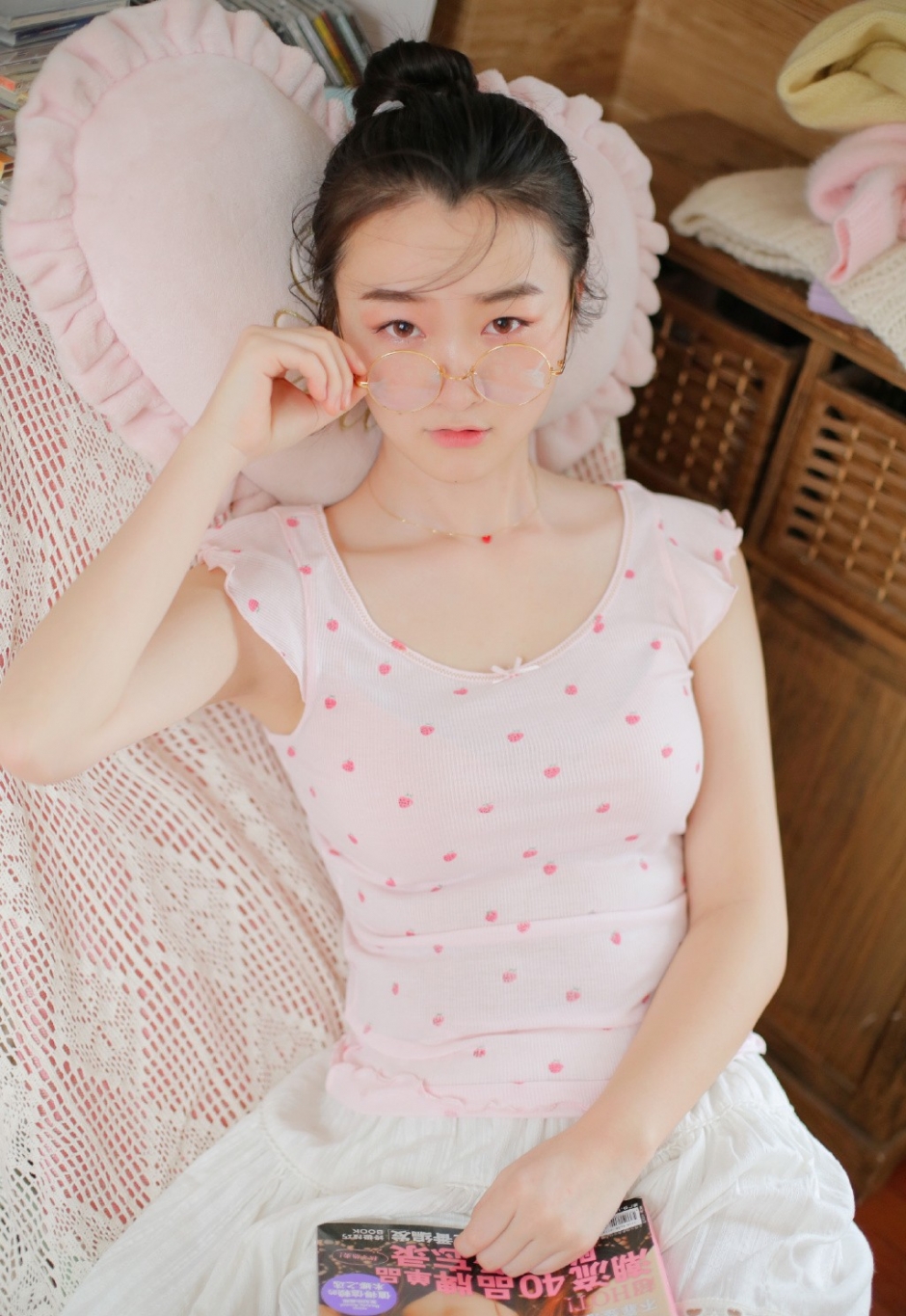 丸子头美女粉嫩短裙展甜美笑容清新气质写真图片