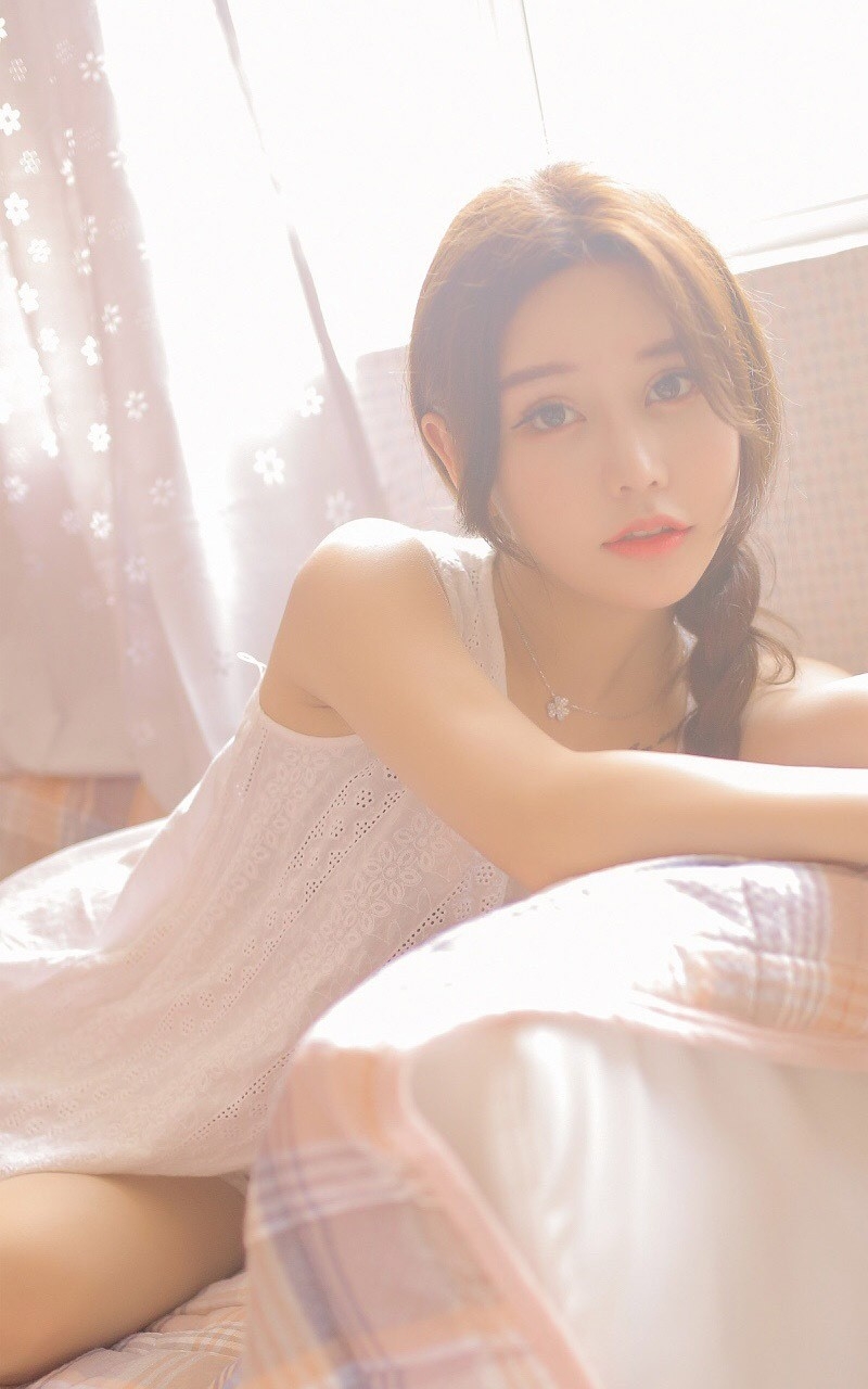 气质美女麻花辫迷人电眼蕾丝短裤玉腿私房写真图片