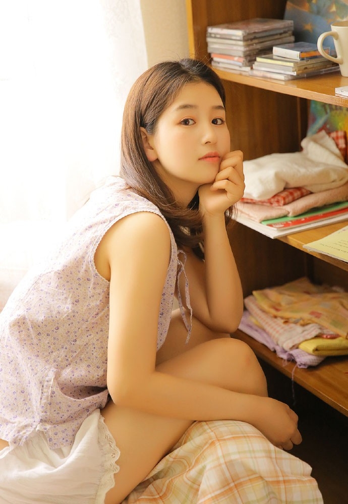 清纯美女碎花上衣超短裤修长美腿私房写真图片
