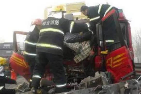 [2018年02月28日星期三]河北邢台一辆货车与客车相撞造成6死23伤