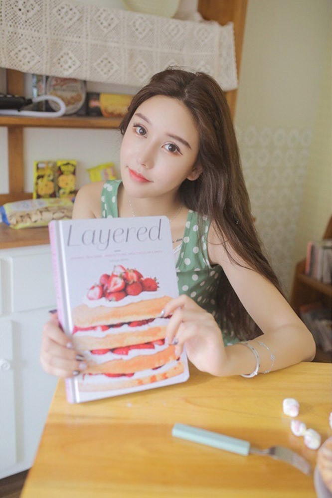 日系小清新美女长发披肩背心短裙白嫩美腿写真图片