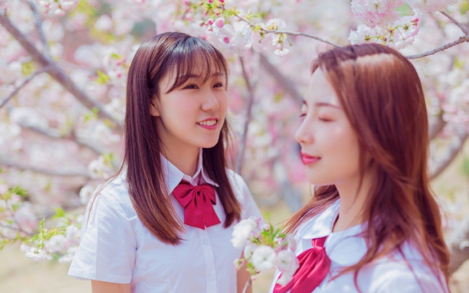 JK制服美女姐妹花樱花树下甜美微笑唯美写真图片