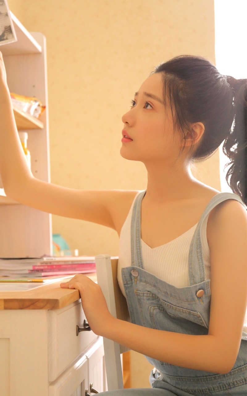 清纯美女高束马尾牛仔背带裤嘟嘴卖萌写真图片