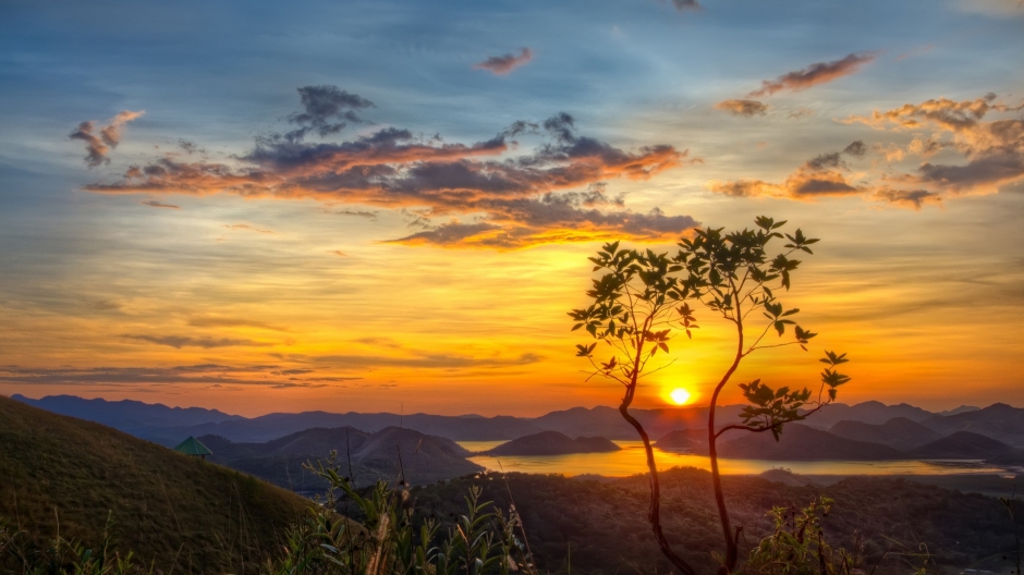 深山峡谷风景桌面壁纸