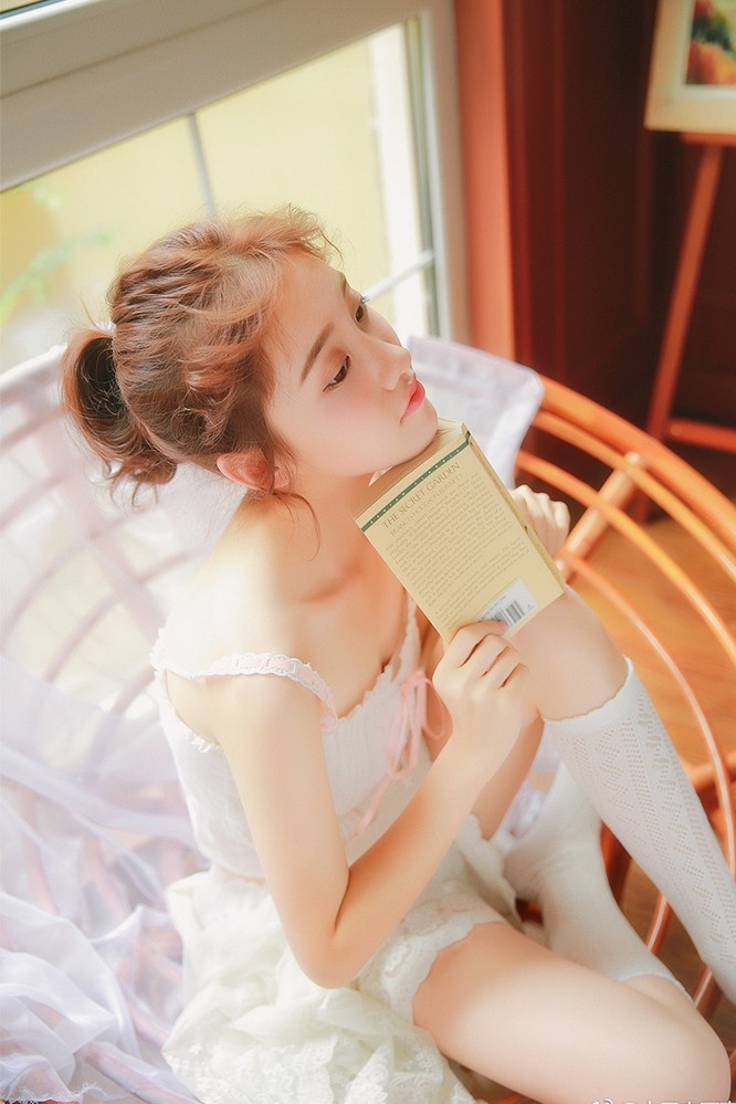吊带美女大秀香肩裸背蕾丝短裤白丝美腿写真图片