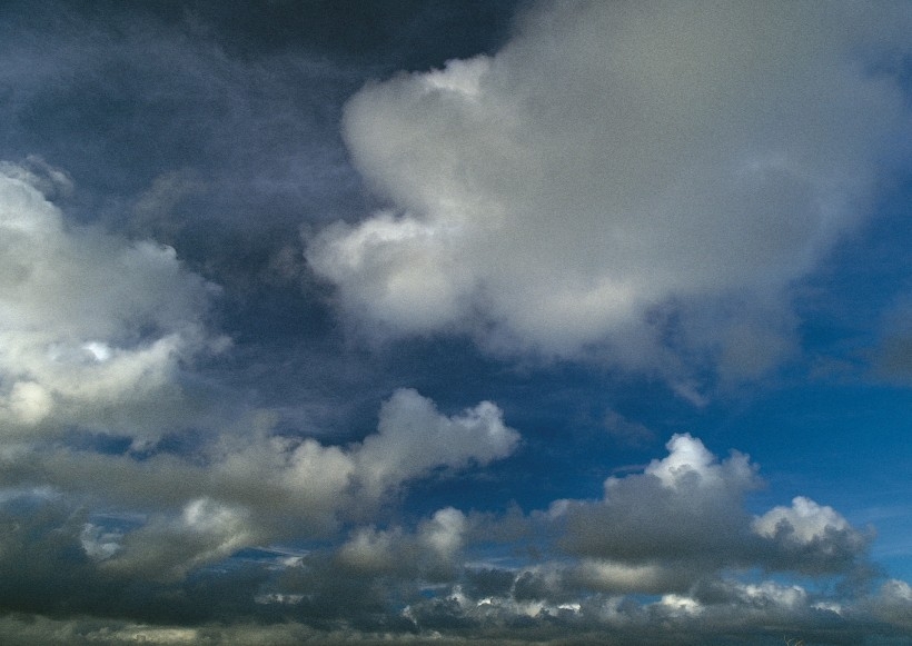 乌云密布的蓝天高清唯美风景图片