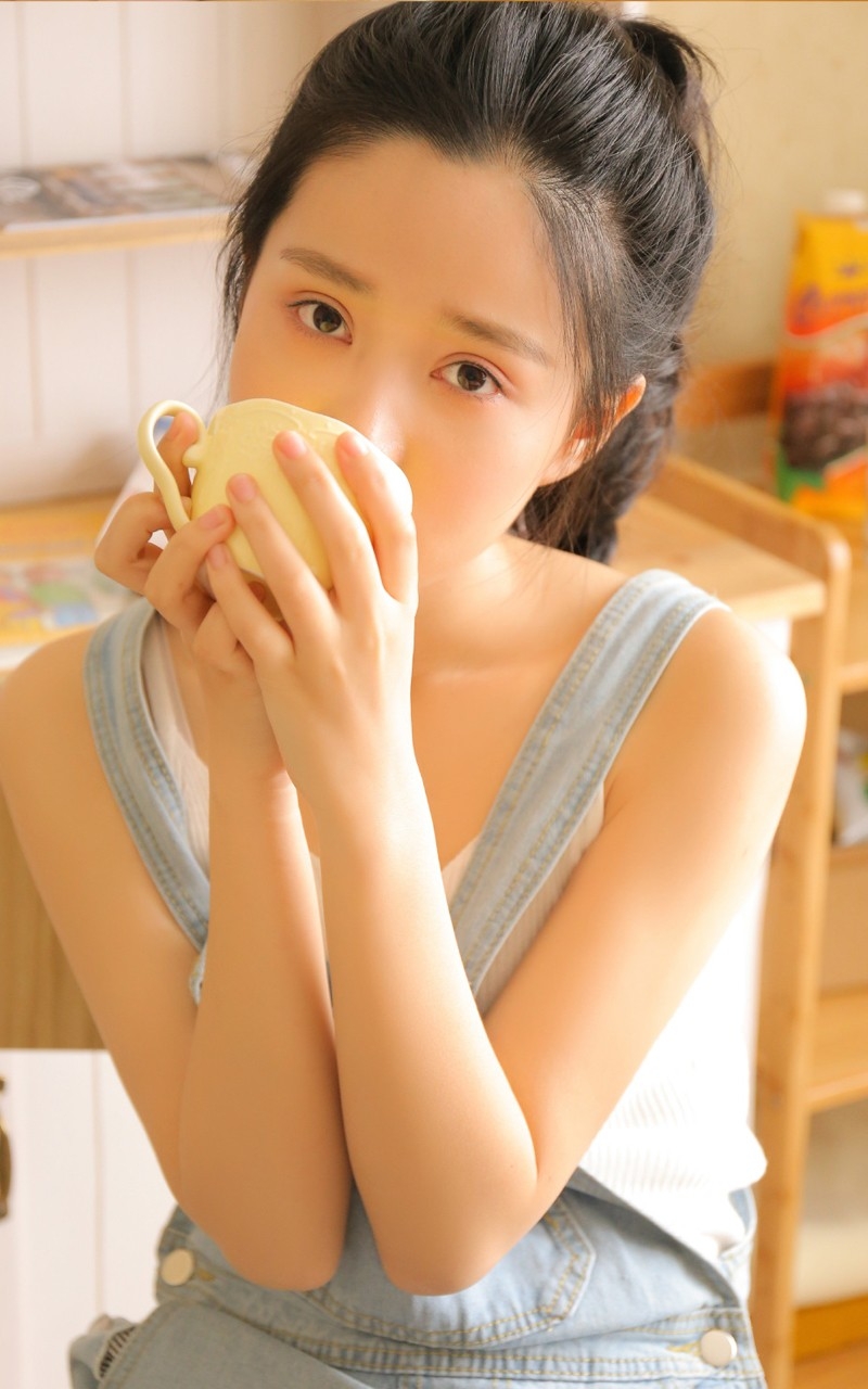 清纯美女高束马尾牛仔背带裤嘟嘴卖萌写真图片