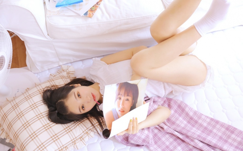 白嫩美少女超短裤修长美腿嘟嘴卖萌私房写真图片