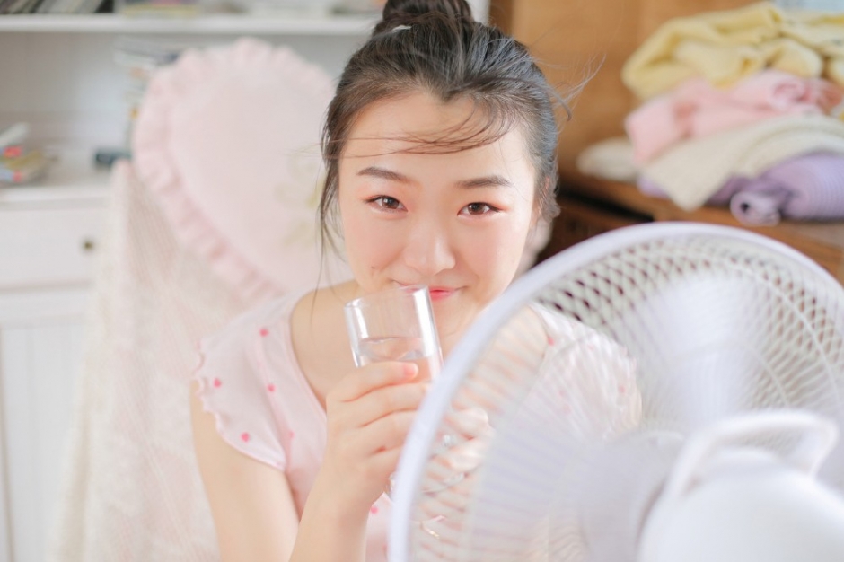 丸子头美女粉嫩短裙展甜美笑容清新气质写真图片