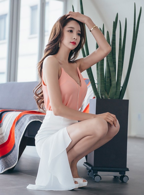 美女模特深v吊带包臀短裙高跟美腿性感写真图片