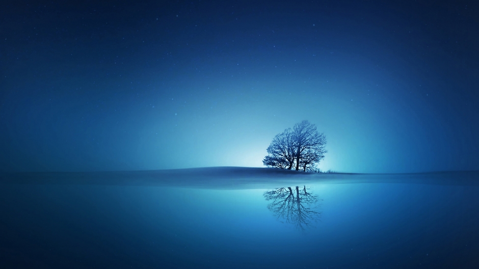 蓝色树木倒影唯美天空桌面壁纸