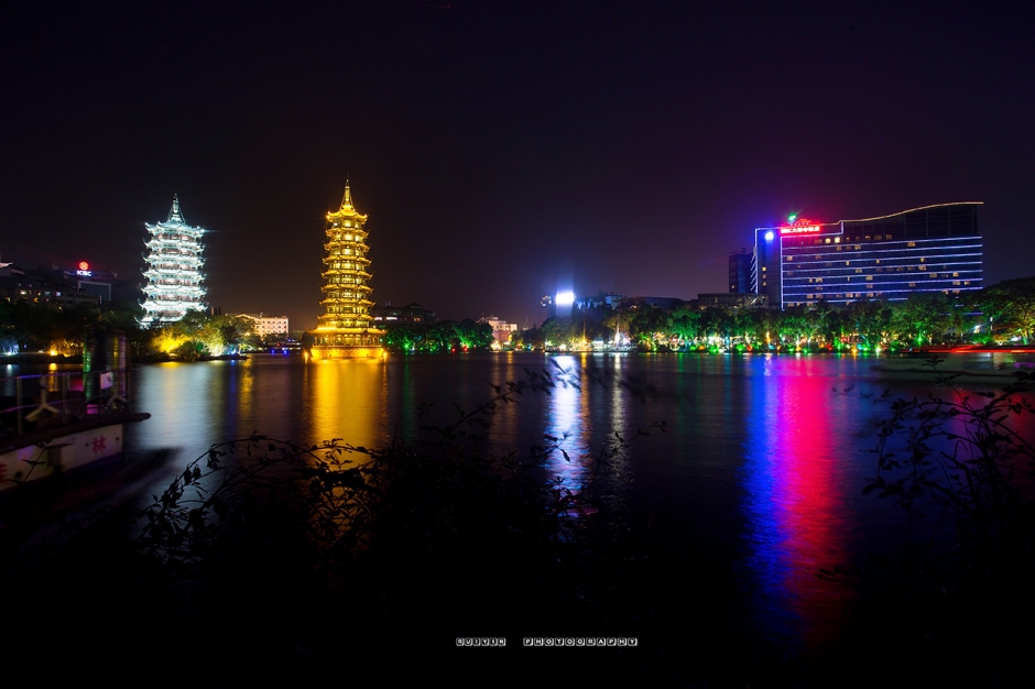 桂林日月双塔夜景图片